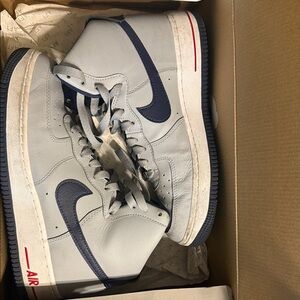 Nike women’s 8.5 Light Gray and Navy Sneakers